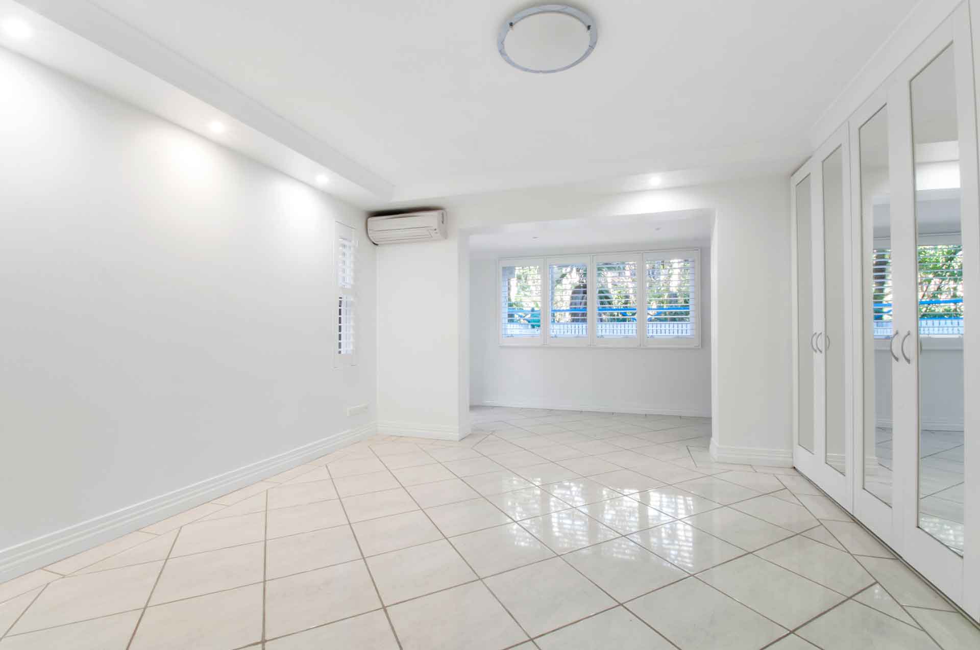 White room with shiny tile flooring